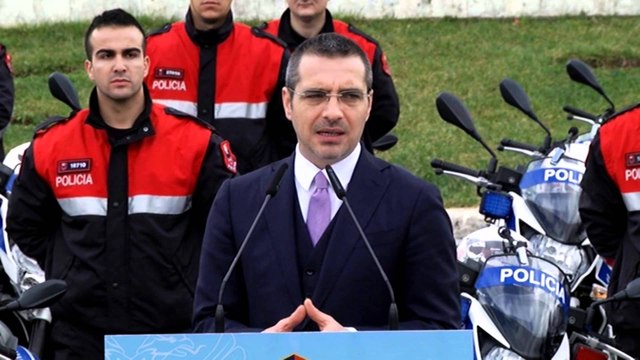Report TV - Ministri tahiri flet gjatë cermonisë së preznatimit të motorrave të rinj të policisë
