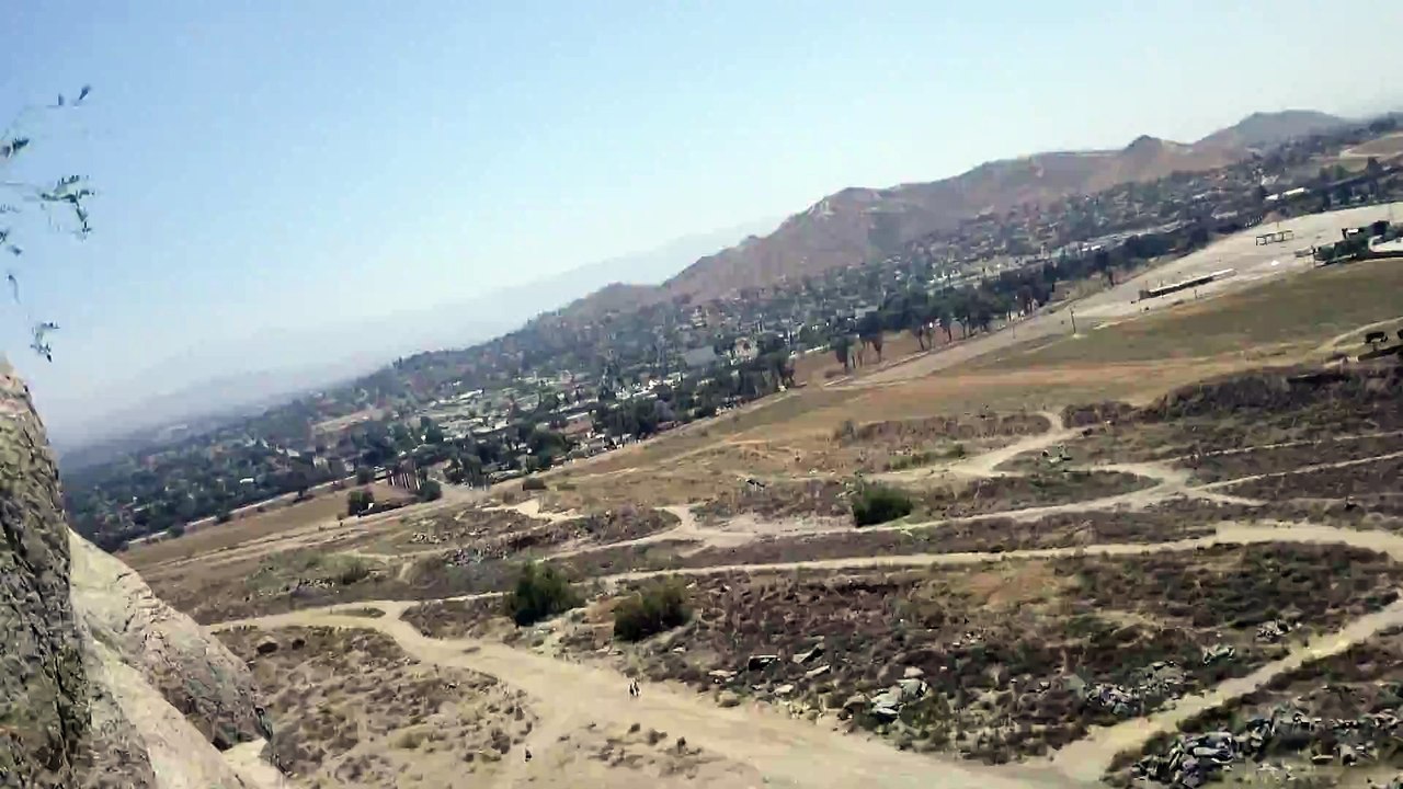 Un alpiniste attaqué par un aigle pendant qu'il escalade une montagne