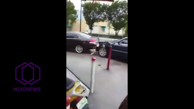 Une femme essaie de détruire la voiture de son mari qui l'a trompée avec une autre... Road rage
