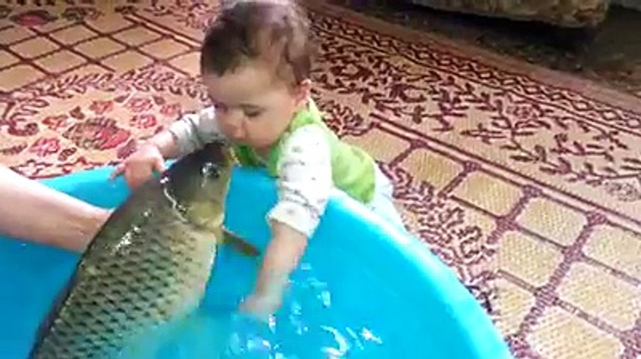 000010-Cute Baby And Fish