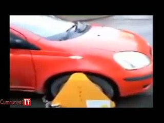 Otomobilini balyozla paramparça etti