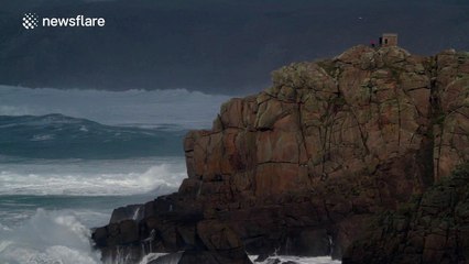 Download Video: 'Phenomenal' waves caused by Storm Imogen off Cornwall, UK