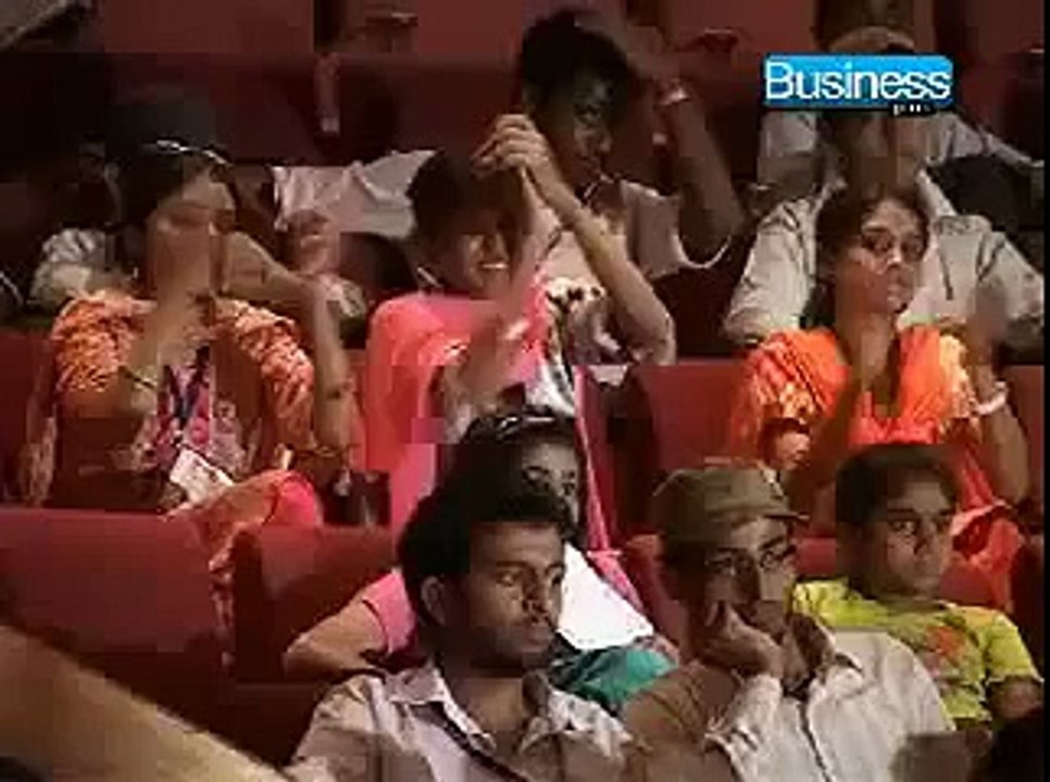 IF U RE PAKISTANI MUST WATCH THIS SPEECH kea hum azad hain-a beautiful speech by a pakistani girl