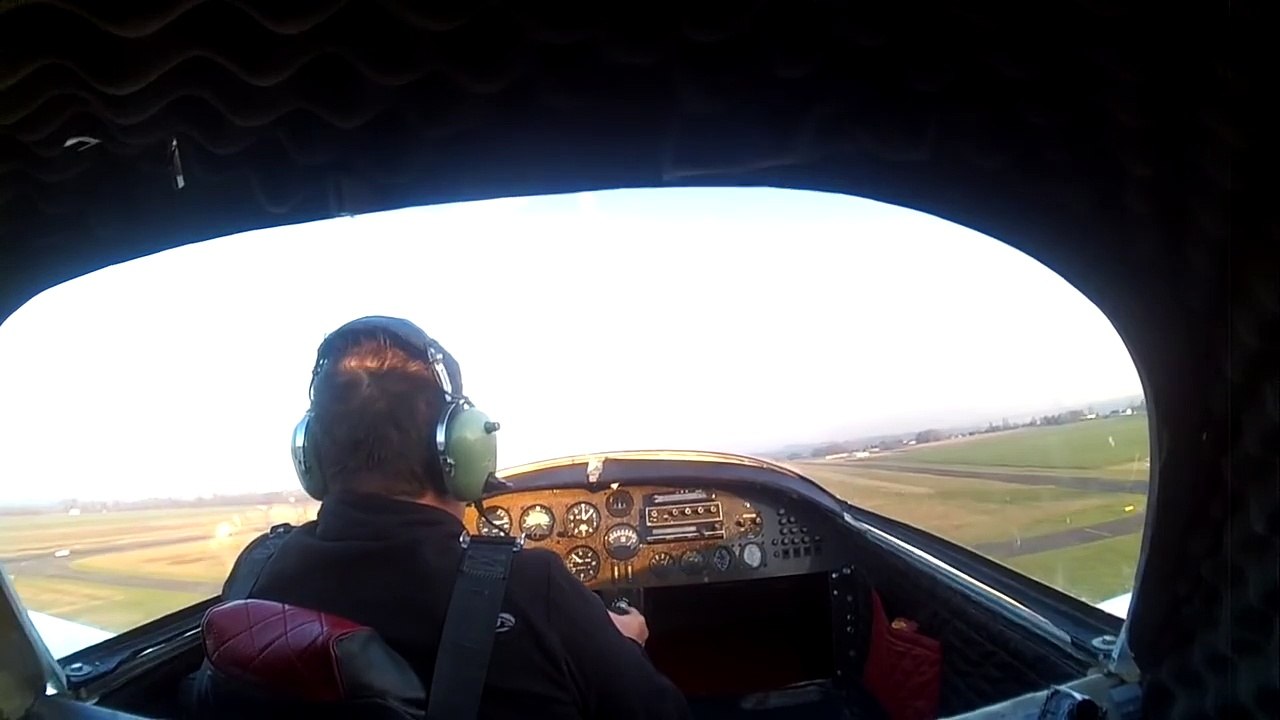 Ce pilote pose son avion d'urgence dans un champs près de l'aéroport pour éviter le crash