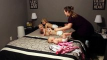 Cette super maman peut changer 4 bébés en même temps!