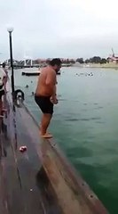 Hangimiz Denemedik ki_ Suya Atlayan Adam Altına Aldığı Topu Metrelerce Yükseğe Fırlattı