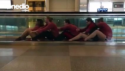 Havaalanında Canı Sıkılan Bayan Yüzme Takımından İnanılmaz Yaratıcı Bekleyiş