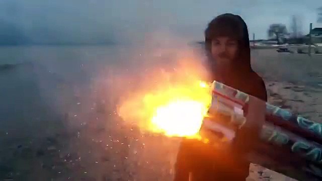 Havai Fişekleri Ateşlemenin En Eğlenceli Yolu_ 45 Saniyede 1001 Fişek Atan Makine