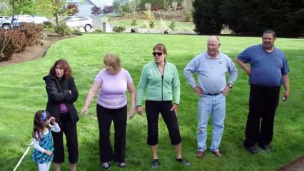 Ce faon était coincé et sa maman ne pouvait pas le sauver. Des hommes sont alors intervenus