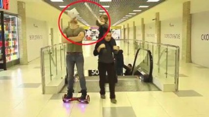 Küçük Çocuk, Şov Yapan Adamın Karizmasını Çizdi