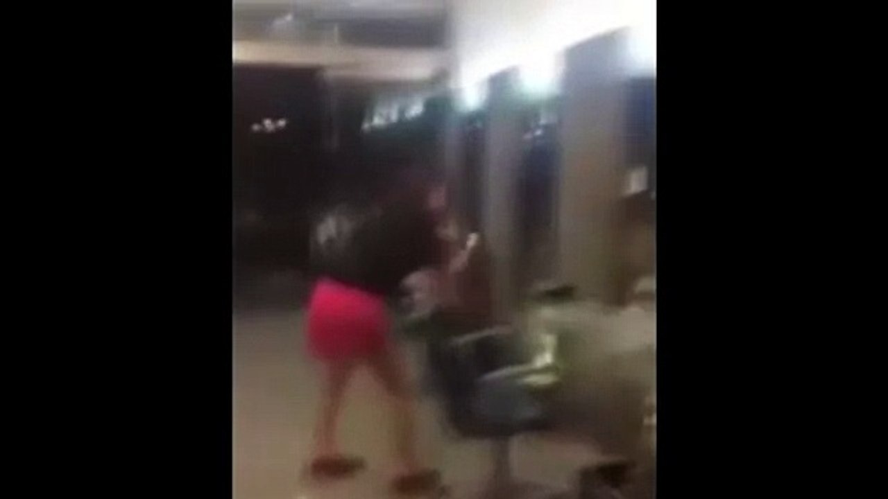 Девушке не понравилась прическа, жесть!!