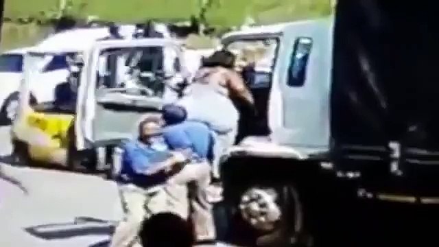 Utiliser un trans-palette pour aider une grosse femme à monter dans un camion