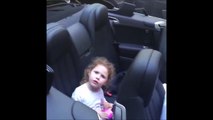 Un papa cruel fait peur à sa fille en refermant le toit ouvrant de la voiture... Tu vas te faire manger!!!!