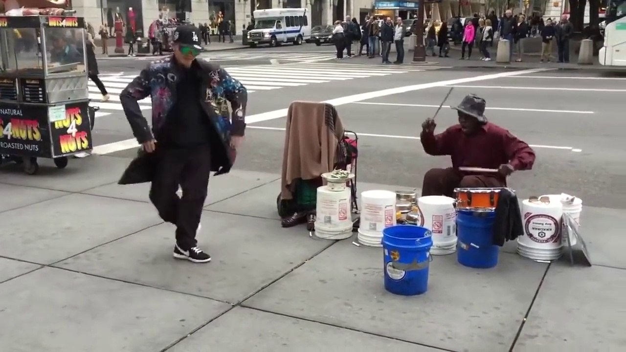 Un danseur hip hop se joint à un batteur de rue (New York) - Quel talent!