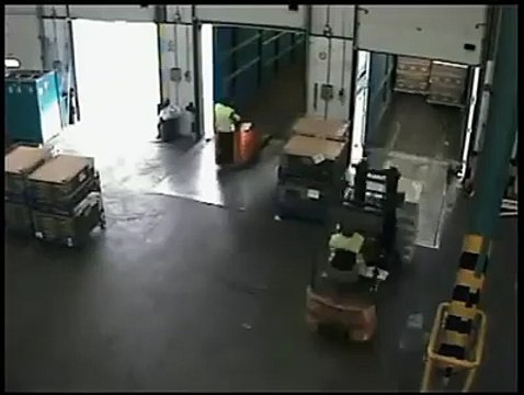 Violent crash and fail because of dumb truck driver