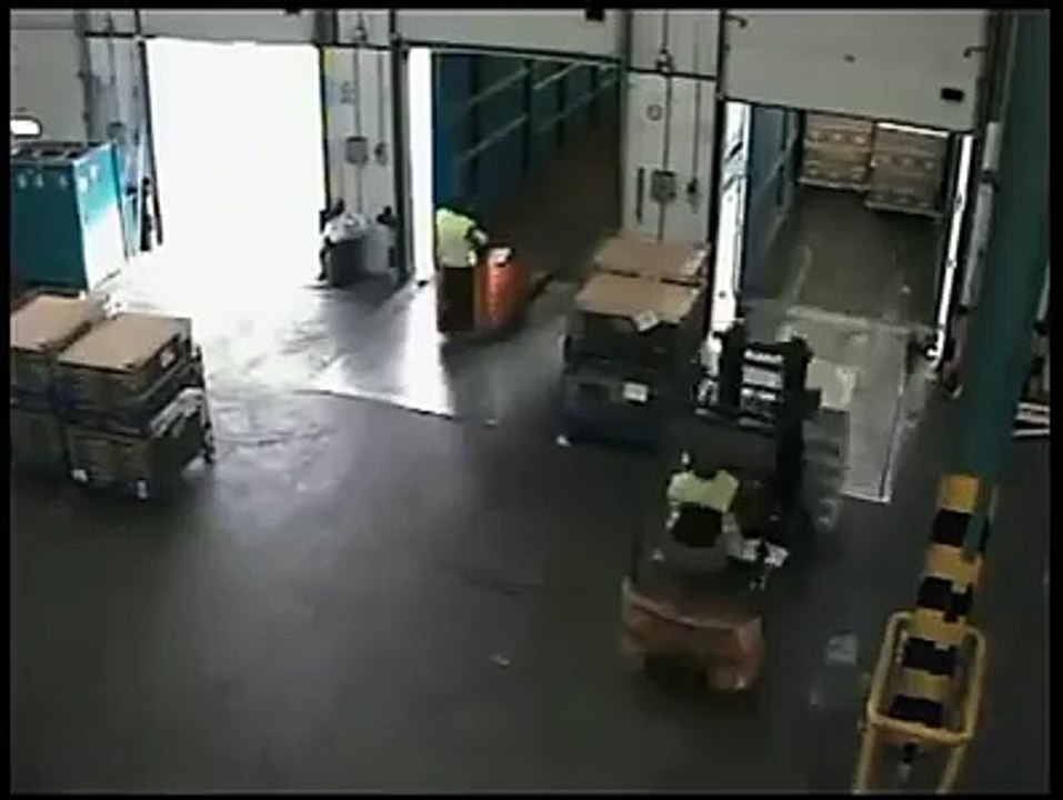 Un chauffeur de camion bien débile provoque un gros accident pendant son chargement