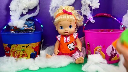 Télécharger la video: Baby Alive Lucy Gets Mummy Halloween Costume Surprise Toys Trick Or Treat Pumpkin & Blind