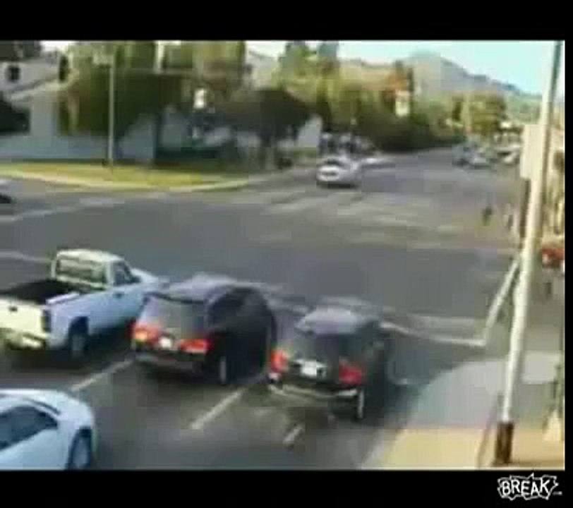 Terrible Intersection Accident! Car Crash Videos