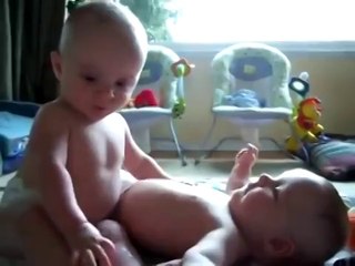 Беседа двух малышей ))