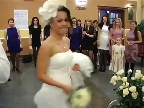 Невеста кидает свадебный букет прикол