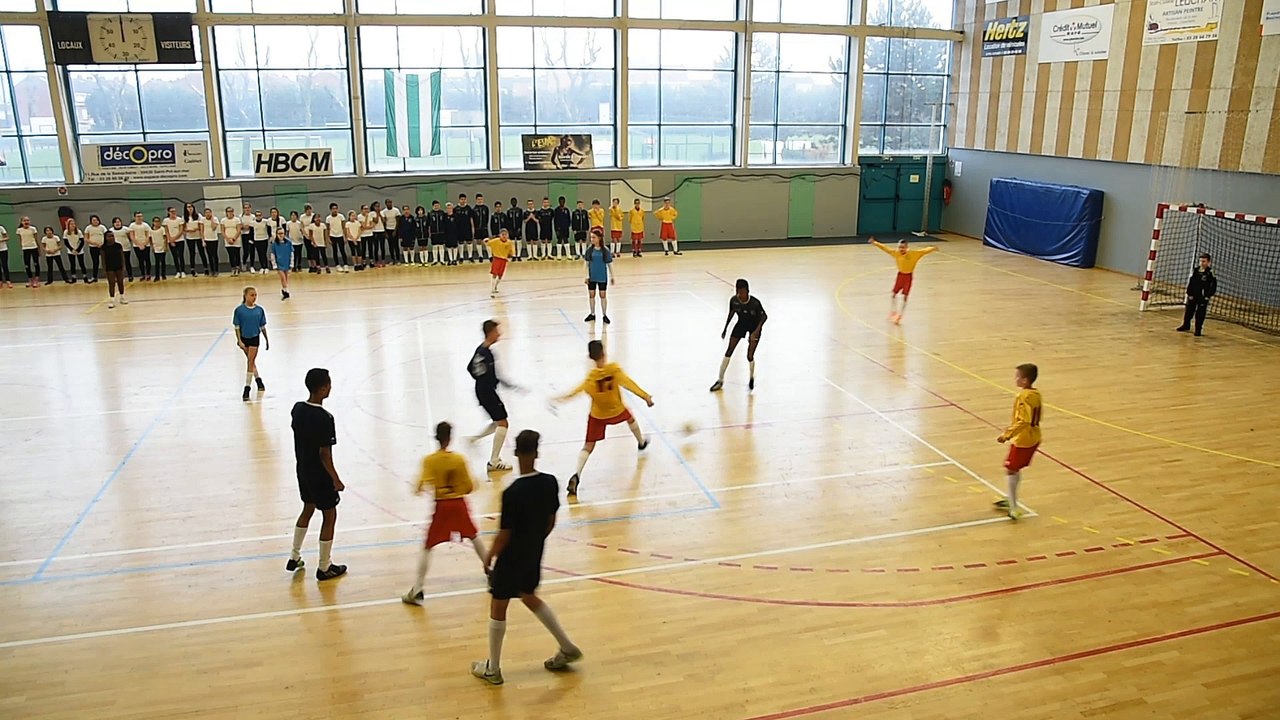 Saint Pol sur Mer: le flashmob du collège Robespierre pour l'Euro 2016.