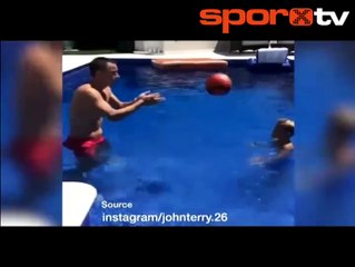 John Terry, oğluyla havuzda futbol oynadı!