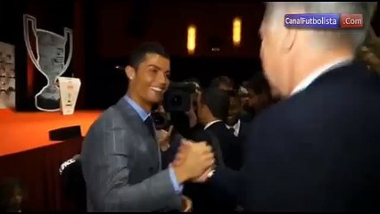 Télécharger la video: Cariñoso saludo entre Cristiano Ronaldo y Carlo Ancelotti en los premios Marca