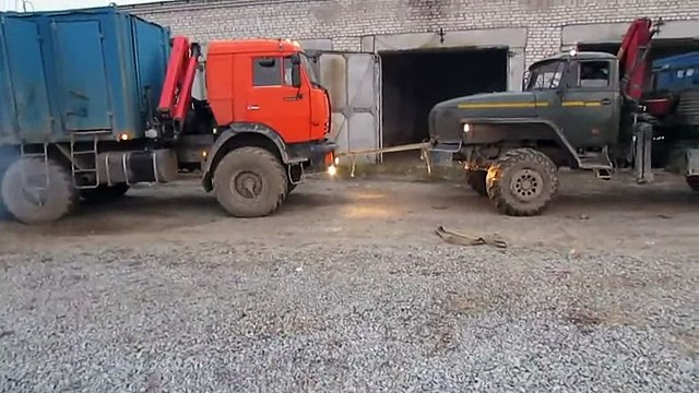 Автомобили, кто сильнее- Урал 4320 vs КамАЗ