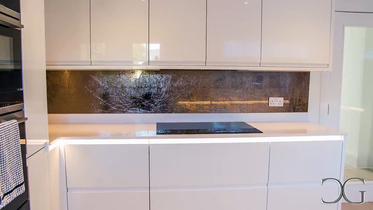 Italian Style Glass Kitchen Splashback Installation - CreoGlass