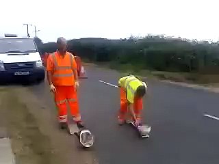 Дорожные рабочие развлекаются
