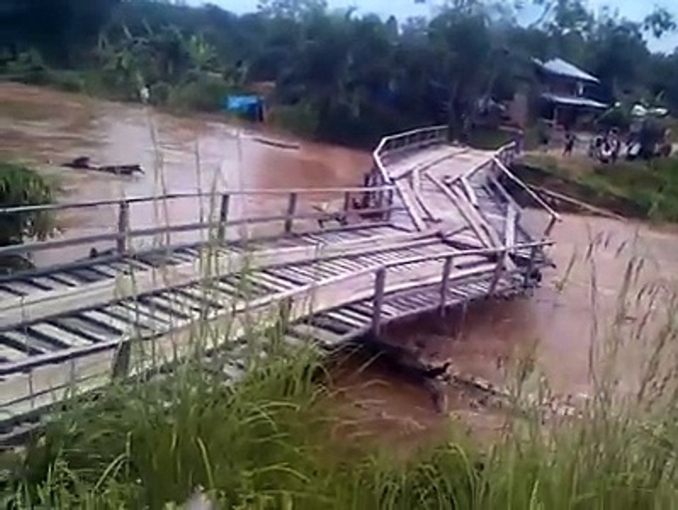 Detik - detik putusnya Jembatan Mentawai Desa Cipang Kiri Hilir