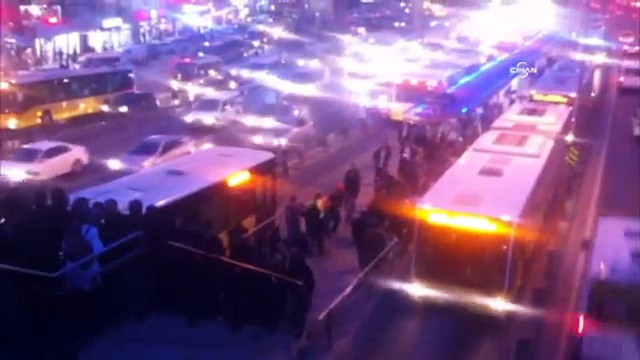 Metrobüs durağında yumruk yumruğa kavga