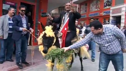 Bağımsız aday, gelin gibi süslediği eşeğiyle dolaşarak oy istiyor