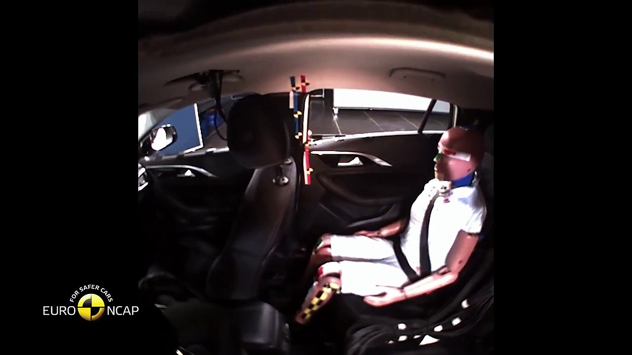 New Infiniti Q30 compact car crash test - Autogefühl