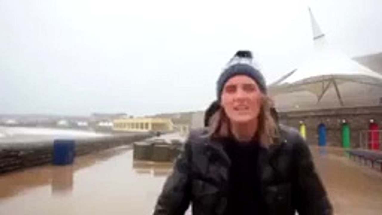 A journalist hit by a fish during an interview (Fail)