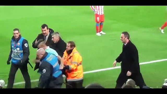 Бешеные фанаты на футбольном поле, опасные болельщики