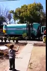 Otizm hastası çocuğun her gün çöp kamyonunu beklemesi