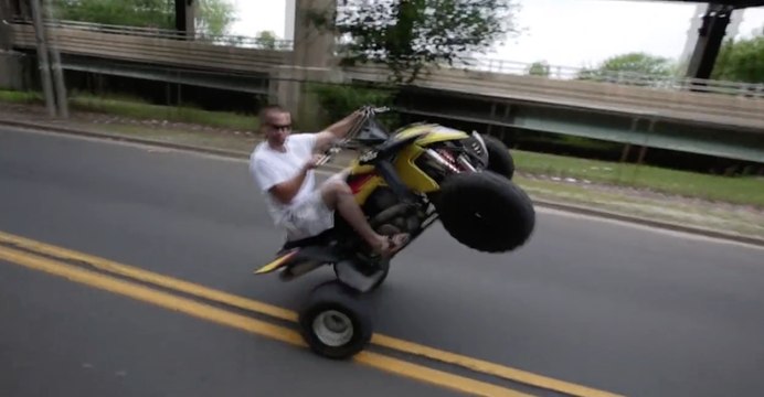 ZAP DU JOUR #350 : Sans casque en quad, il roule à contresens et le regrette immédiatement...