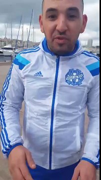Un Marseillais pousse un supporter du PSG dans le vieux port