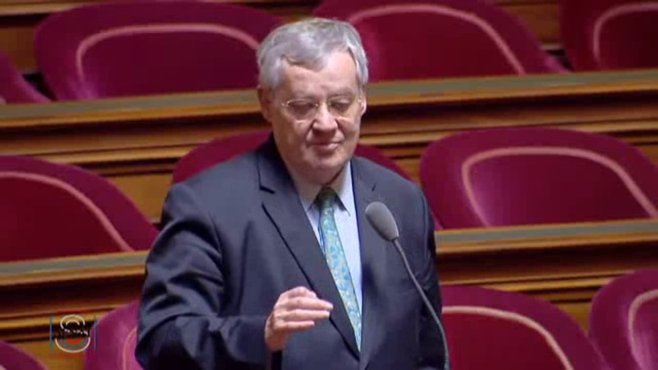 Mise en oeuvre du plan numérique à l'école : " Les manuels numériques coûtent plus cher que leur forme papier ! "