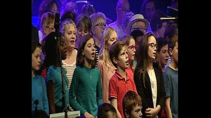 Final de l'Hommage à Boby Lapointe avec les enfants de Coulaines
