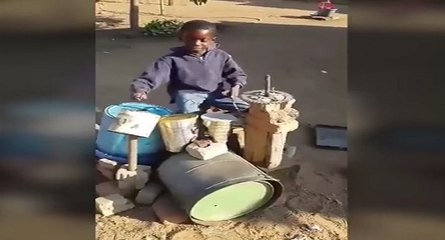 Un enfant fabrique une batterie avec les moyens du bord