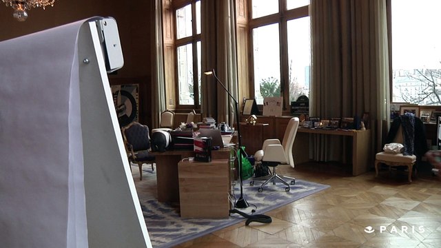 Anne Hidalgo s'entraîne à dessiner le logo Paris ville candidate aux Jeux Olympiques de 2024