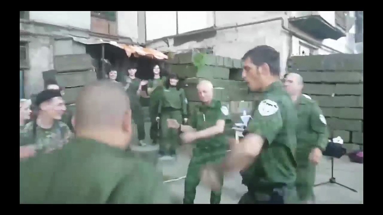 Солдаты Празднуют закрытие котла в Дебальцево дикими танцами