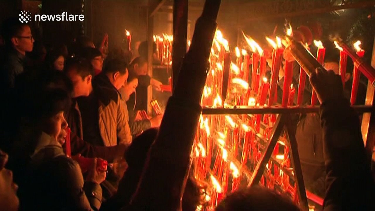 3000 people ring bell at Buddhist temple for Chinese New Year