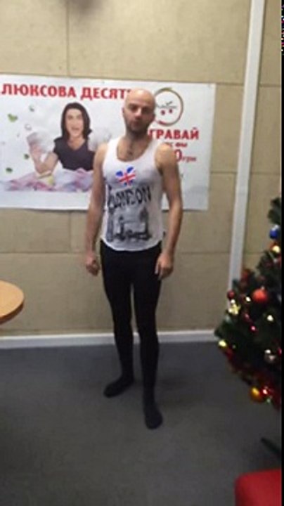 Слава Демин танцует балет в лосинах