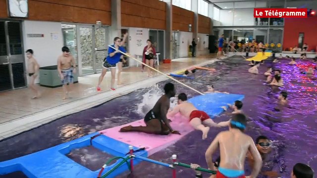 Carhaix. L'eau rose de la piscine attire la foule