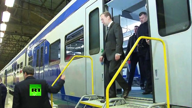 В Твери Дмитрий Медведев ненадолго стал водителем трамвая