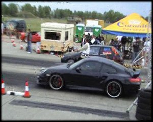 Video herunterladen: Porsche 997 Techart Turbo Vs. Ford Fiesta RS Turbo Drag Race