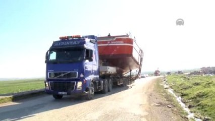 Sanayide İnşa Edilen Tekne Sahile Kadar Tırla Götürüldü